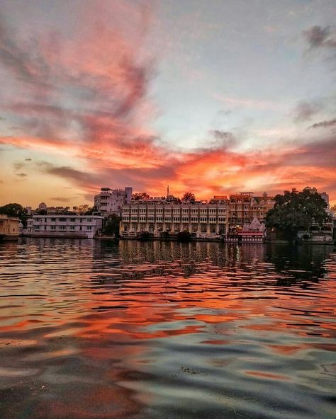 Sunset View at Lake Pichola, Udaipur #Rajasthan Udaipur Sunset, Folk Festival, Sunset View, Beautiful Sites, Hill Station, Ancient Architecture, Udaipur, Sunset Views, Countries Of The World