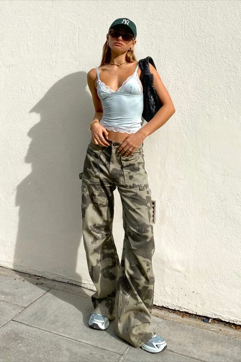 Camo Pants Outfit, Cargo Pants Style, Festival Pants, Cargo Pants Outfit, Camo Cargo Pants, Coachella Outfit, Miami Vice, Camo Pants, Camouflage Print