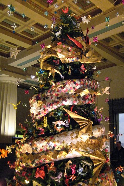 The Origami Holiday Tree has marked the start of the holiday season at the American Museum of Natural History since the 1970's.  The tradition began when the late Alice Gray, a curator in the Department of Entomology, wowed her co-workers by decorating a three-foot tree in her office with origami insects.  The popularity, as well as the size, of the tree has grown steadily over the years.  The 2007 tree, on display from November 19, 2007 to January 1, 2008 in the Theodore Roosevelt Memorial H... Origami Xmas Tree, Holiday Origami, Origami Insects, Mythic Creatures, Origami Tree, Chinese Christmas, Japanese Christmas, Real Animals, American Museum Of Natural History