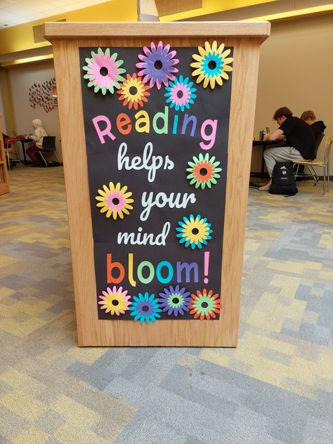 Reading Group Bulletin Board Ideas, Reading Intervention Bulletin Boards Ideas, Reading Room Door Decoration, Reading Library Bulletin Board, Library Room School, Library Door Decoration Ideas, Books We’ve Read Display, School Library Board Decoration, Reading Theme Door Decorating Ideas