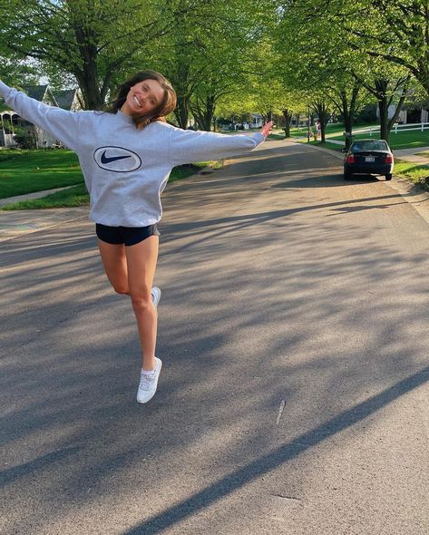 Hannah Meloche Outfits, Hannah Meloche, Ugly Outfits, Poses Instagram, Photography Poses Women, Sporty Outfits, Insta Photo Ideas, Cute Fits, Athletic Fits