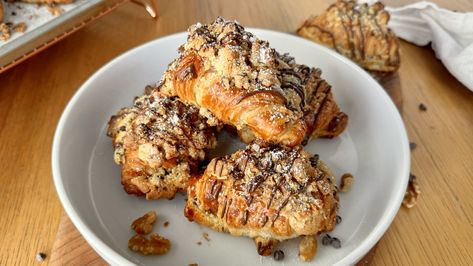 Ooey-Gooey Viral Crookies (Croissants Meet Chocolate Chip Cookies) Recipe - Tasting Table Flaky Croissants, Gooey Chocolate Chip Cookies, Dessert Places, Healthy Bread Recipes, Mini Croissants, Gooey Cookies, Croissant Recipe, Chocolate Chip Cookies Recipe, Chocolate Croissant