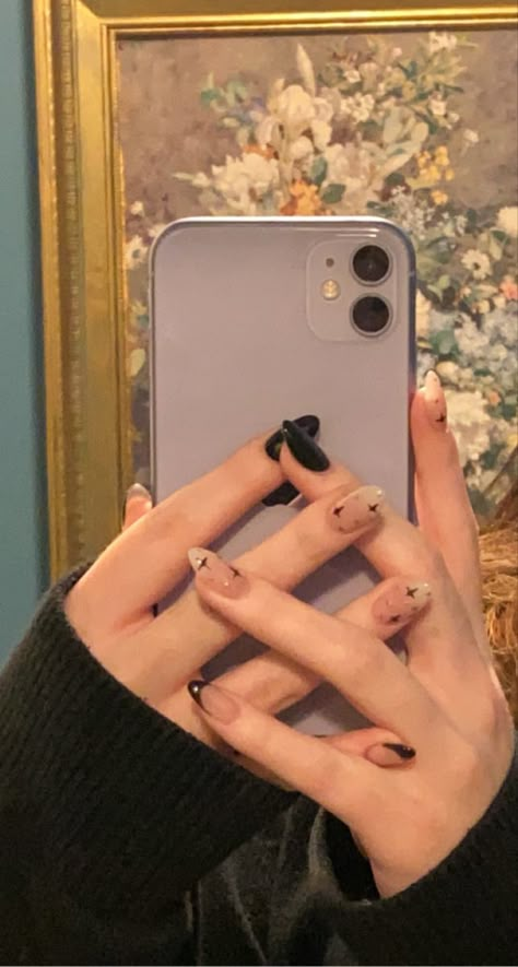 Nail Mirror Selfie, Nail Inspo Sparkly, Nails Mirror Selfie, Dark Sparkly Nails, Nail Inspo Dark, Dark Nail Colors, Nails Mirror, Nails Star, Dark Nail