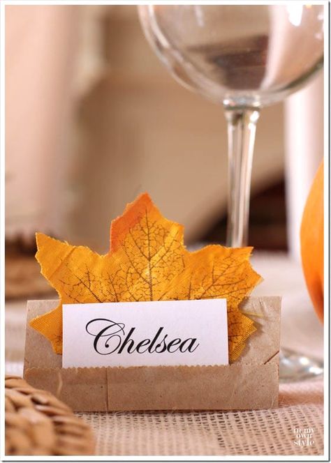 Quick and easy place cards for fall table settings. Placecard Ideas, Fall Place Cards, Diy Place Cards, Place Settings Thanksgiving, Thanksgiving Place Cards, Autumn Paper, Quilt Retreat, Idea Room, Kraft Bag