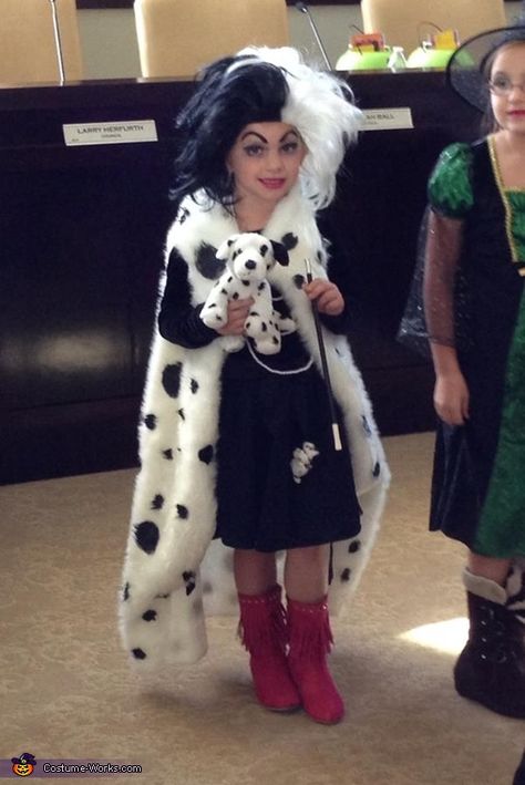 Jacqueline: My daughter loves the movie 101 Dalmatians. She decided she wanted to dress up as Cruella Deville because no one else was going to be her. We ordered a black... Diy Cruella Deville Costume, 101 Dalmatians Costume, Cruella Deville Costume, Black And White Wig, Cruella Costume, Black Plain Dress, White Wig, Book Day Costumes, Cruella Deville