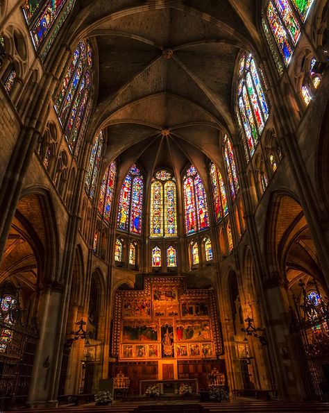 CATEDRAL DE LEÓN Es una de las catedrales góticas más refinadas de España conocida por sus coloridas vidrieras y el rosetón de la fachada occidental que hace referencia al Juicio Final. Gothic Cathedrals, Black Sabbath, Barcelona Cathedral, Vision Board, Architecture, Quick Saves