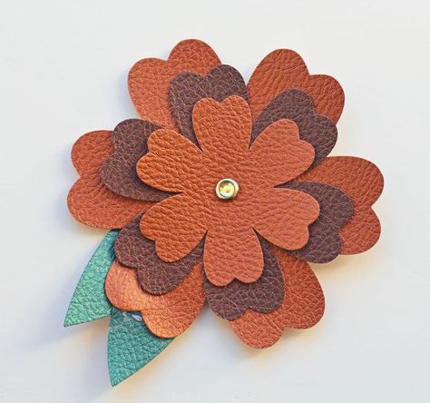 Leather Flower Pattern, Diy Leather Flowers, Leather Flower Tutorial, Leather Hair Accessories, Ribbon Flower Tutorial, Diy Baby Headbands, Diy Leather Projects, Fabric Flower Tutorial, Leather Headbands