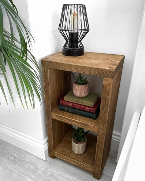 Diy Wooden Side Table Night Stands, Wood Projects Room Decor, Wood Gift Ideas Diy, Diy Wood Nightstand Simple, Woodwork Bedside Table, Handmade Furniture Wood Diy Projects, Small Diy Nightstand, Diy Wood Room Decor, Simple Wood Bedside Table