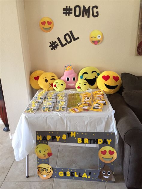 Emoji Birthday Decorations Girls Emoji Birthday Party, Birthday Decorations Easy, Emoji Party Decorations, Emoji Decorations, Diy Party Ideas, Emoji Birthday Party, Party Ideas For Kids, Emoji Party, Emoji Birthday