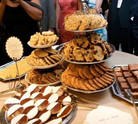 Instead of a cake...3 tiered displays of cookies are pretty! (and look like a wedding cake) :) Cookie Buffet Wedding, Cookie Bar Wedding, Cookie Buffet, Cheap Wedding Favors, Cookie Display, Sweets Bar, Cookie Stand, Photo Album Wedding, Cookie Exchange Party