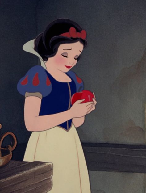 🦋 on X Disney Princess Snow White Aesthetic, Snowhite And The Seven Dwarfs, Snow White Movie, Snow White Apple, Snow White Seven Dwarfs, Disney Princess Snow White, Snow White Disney, Disney Icons, Snow White And The Seven Dwarfs