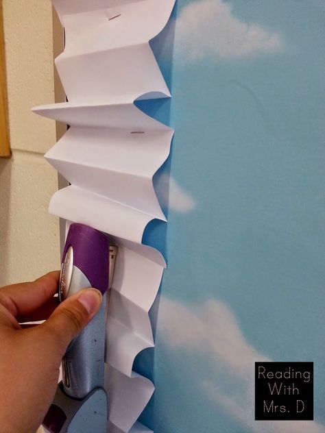 Accordion folded paper bulletin board border. White on blue fadeless paper to look like clouds! Diy Bulletin Board Border Paper, Bulletin Board Borders Ideas, Diy Bulletin Board Border, Bulletin Boarders, Boarders For Bulletin Boards, Bulletin Borders, Diy Bulletin Board, Bullentin Boards, Bulletin Boards Classroom Decor