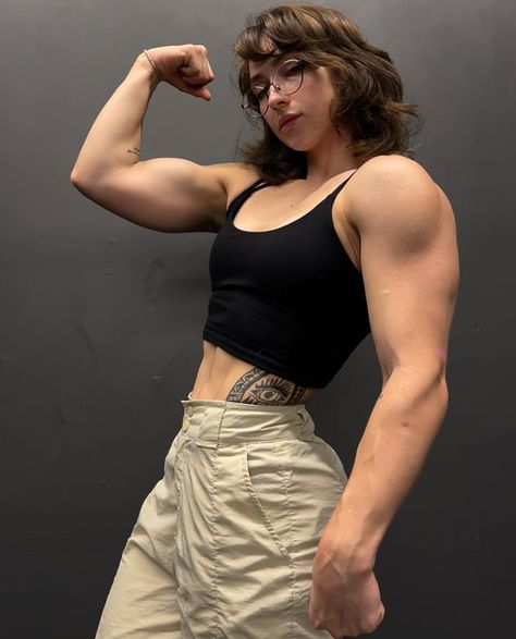 The Lean Beef Patty, Lean Back Pose Reference, Strong Women Poses, Muscular Woman Back Reference, Slightly Muscular Woman Reference, Muscular Woman Flexing, Gym Pose Reference, Woman Muscle Reference, Lean Body Reference