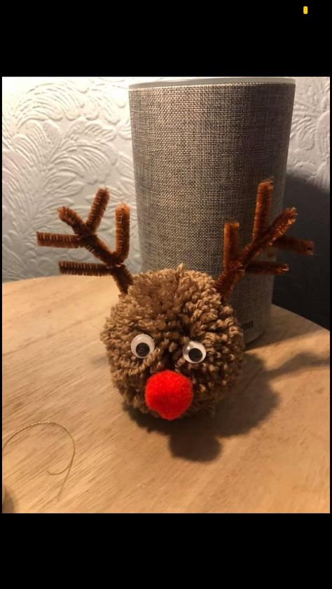 Quick Christmas Gifts, Pom Pom Animals, Inspiration Deco, Pom Crafts, Reindeer Head, Girl Scout Troop, Pom Pom Crafts, Christmas Things, Christmas Inspiration