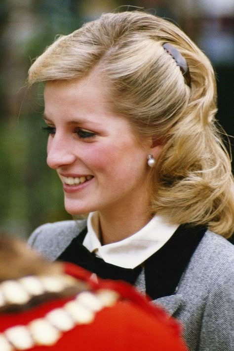 Diana Haircut, Diana Hair, Princess Diana Hair, Hair Evolution, Vogue Photo, Princess Diana Fashion, Princess Diana Photos, Princess Diana Pictures, Princess Diana Family