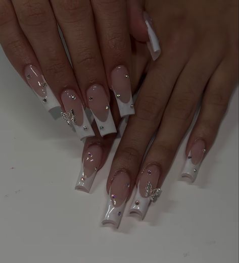 White Nails Ideas With Diamonds, Frenchtips Nails Acrylic With Rhinestones, Cute French Tip Nails With Gems, White French Tip Diamond Nails, French Tip Nails With Rine Stones, Almond Nails Ideas White, White Nails With Charms Y2k, French Nails With Crystals, French Tip With Diamonds Rhinestones