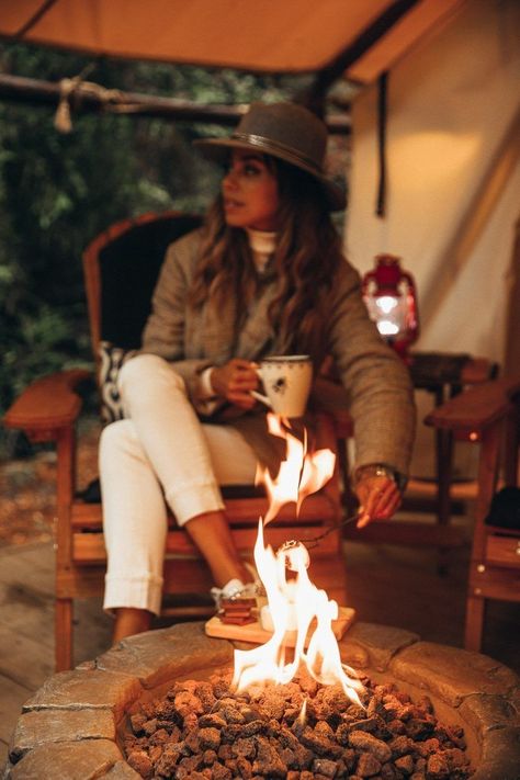 Fire Pit Photoshoot, Glamping Photoshoot, Glamping Fashion, Making Smores, Glamping Outfit, Glamping California, Trekking Outfit Women, Trekking Outfit, Safari Photography