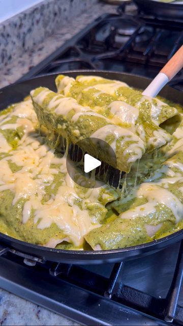 Enchiladas Suizas Verdes, Enchilada Suiza Recipe, Enchiladas Poblanas, Comida Mexicana Ideas, Enchilada Suiza, Green Enchiladas Chicken, Comidas Mexicanas Ideas, Chicken Enchiladas With Green Sauce, White Enchiladas