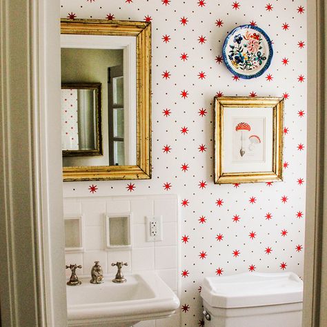 Serendipity Wallpaper, Casa Vintage, Bathroom Wallpaper, Laundry In Bathroom, Cheap Decor, Beautiful Bathrooms, Cheap Home Decor, Decoration Design, Bathroom Inspiration