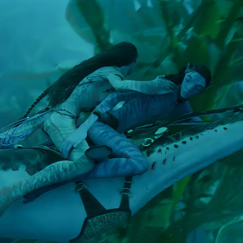 Britain Dalton and Bailey Bass as Lo'ak and Tsireya, in “Avatar: The Way of Water” (2023). Lo'ak And Tsireya, Britain Dalton, Bailey Bass, Avatar 2 Movie, Avatar Theme, Avatar Video, Blue Avatar, Avatar The Way Of Water, Avatar James Cameron