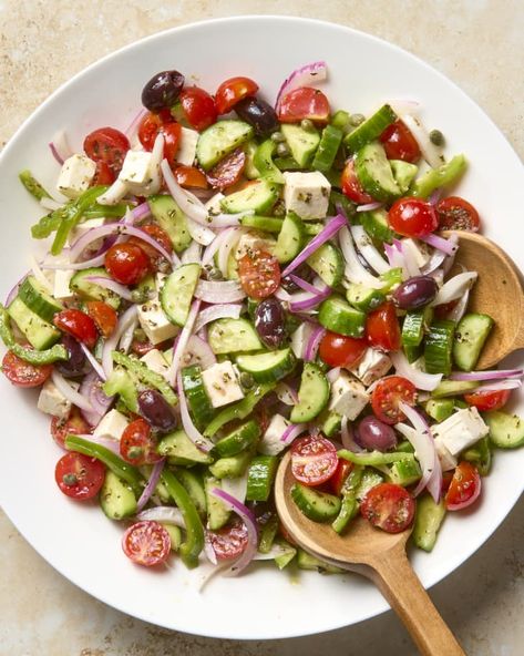 Classic Greek Salad, Tomato Side Dishes, Greek Dinner, Salad With Tomatoes, Low Carb Pork, Red Wine Vinaigrette, Salmon Potato, Summertime Recipes, Lemon Potatoes