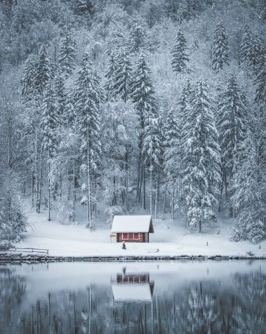 Cabin On Lake, Winter In Japan, Night Anime, Iphone Wallpaper Winter, Wallpaper Winter, Guided Imagery, Christmas Wallpaper Backgrounds, Winter Szenen, Iphone Wallpaper Fall