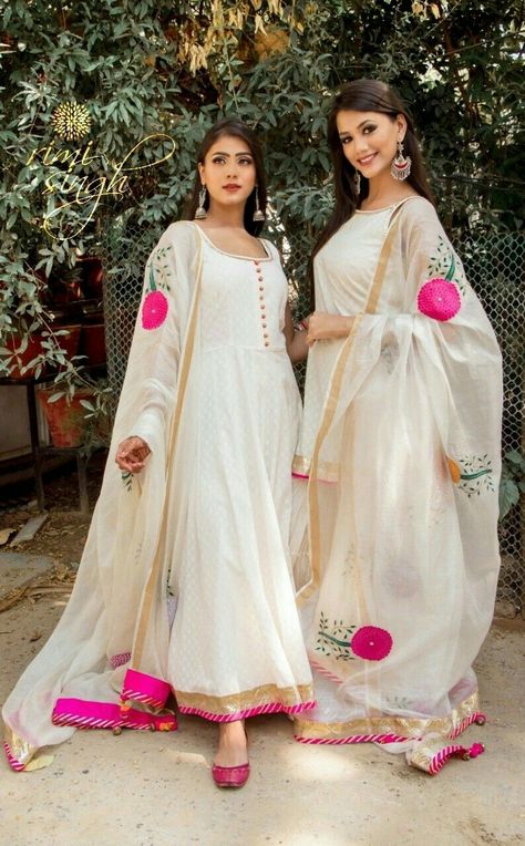 Bridal Pictures Ideas, White Dress Designs, White Suits For Women, Bridal Lengha, Holiday Clothes, Indian Designer Suits, Bridal Pictures, Salwar Kamiz, Kurti Designs Party Wear