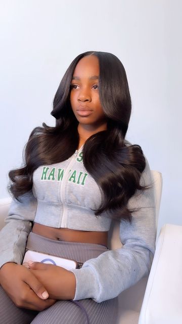 BAY & LA HAIRSTYLIST on Instagram: "I’m baaaack just in time for Christmas 🥰 I got a sale with $130 quick weaves goin on! CLICK LINK IN BIO TO BOOK Style: middle part + curls & layers #richmondhairstylist #richmondhair #oaklandhairstylist #oaklandhair #lahairstylist #lowbun #lahair #elcerrito #barbiepony #middlepartsewin #sidepartsewin #quickweave #bobhaircut" Middle Part Quickweave With Layers, Middle Part Layers Curls, Middle Part Curly Quick Weave, Straight Quick Weave Middle Part, Quickweave With Layers, Quickweave With Curls, Middle Part Quick Weave Curls, Middle Part Quickweave, Quick Weave Middle Part