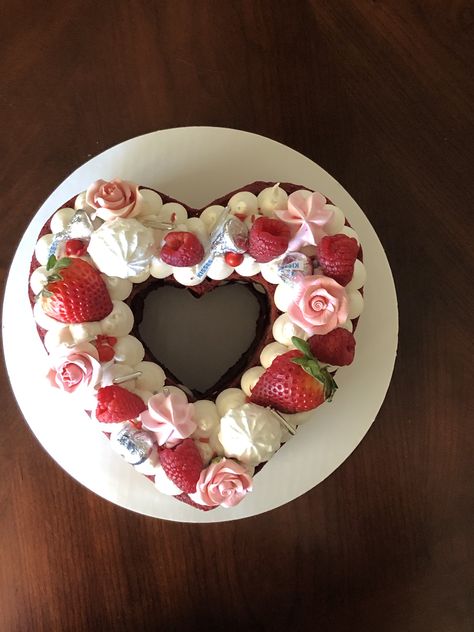 Naked Heart Cake, Heart Shaped Cakes Valentine's Day, Mini Heart Cakes Valentine's Day, Small Valentines Cake, Valentines Day Cake Aesthetic, Valentines Day Heart Cake, Small Heart Cake, Valentines Heart Cake, Mini Heart Cake