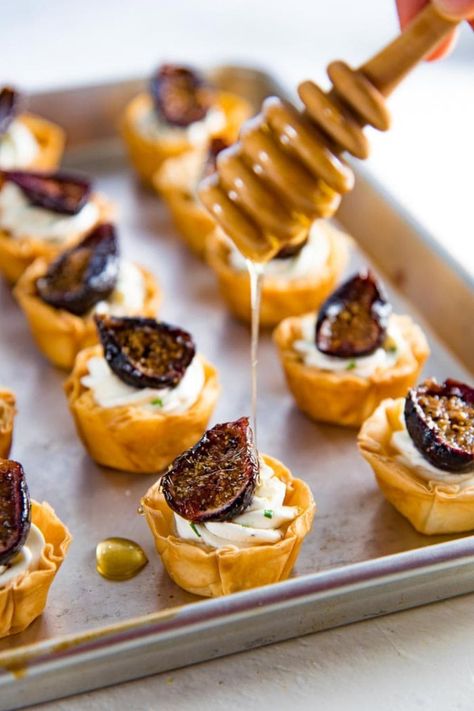 Savory Appetizers Make Ahead, Christmas Day Starters, Appetizer Recipes Christmas, Starter Ideas, Christmas Canapes, Winter Appetizers, Holiday Party Appetizers, Thanksgiving Appetizer, Roasted Figs