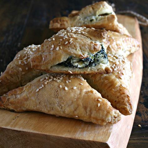 Spinach-and-Feta-Turnovers-3 Savoury Pastries, Savory Puff Pastry, Recipe Spinach, Puff Pastry Filling, Breakfast Crepes, Pinch Of Nom, Creative Cocktails, Bruschetta Ingredients, Spinach Feta