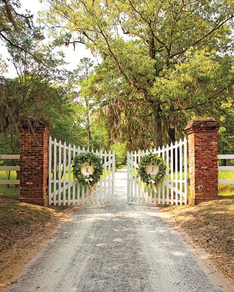 If your venue isn't visible from the road, use large wreaths to mark the entrance so guests know where to go. Farm Entrance, Green Pond, Driveway Entrance, Farm Gate, Front Yard Fence, Front Gates, Golden Gate Park, Driveway Gate, Entry Gates