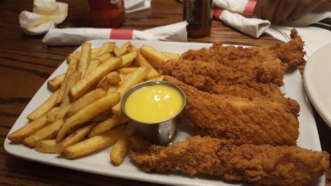 Barbecue Aesthetic, Best Junk Food, Honey Dip, Trini Food, Chips And Dip, Tgi Fridays, Crispy Chicken Tenders, Dip Sauce, Chicken Tender