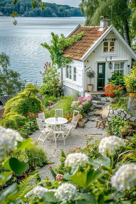 Junk Chic Cottage, Tiny Cottage, Dream Cottage, Lake Cottage, Cabins And Cottages, Alam Yang Indah, Pretty House, Beach Cottages, Cottage Homes