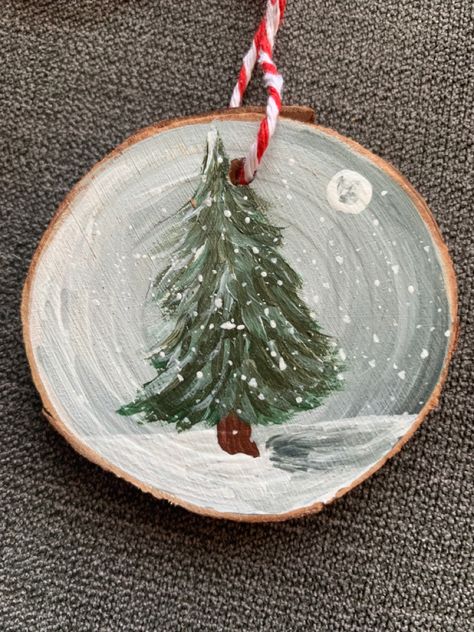 Clay On Wood Ideas, Painting Acrylic Ornaments, Handmade Wooden Christmas Ornaments, Wood Diy Ornaments, Handpainted Wooden Christmas Ornaments, Christmas Wood Painting Ideas, Painted Tree Ornaments, Diy Christmas Ornaments Painted, Christmas Painting On Wood Slices