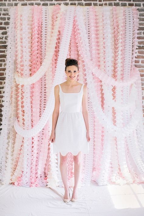 How perfect is this pink streamer photo backdrop for spring parties?! Diy Fotokabine, Diy Wedding Photo Booth, Photo Booth Backdrop Wedding, Bridal Shower Decorations Diy, Booth Backdrops, Bridal Shower Backdrop, Diy Wedding Backdrop, Bridal Shower Photos, Wedding Ceremony Backdrop