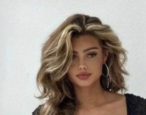 Medium Bouncy Hair, Caramel Shag Hair, 90s Red Carpet Hair, Hair Trends Spring 2023, Big Hair Aesthetic, Big 90s Hair, Elegant Hair Color Ideas, Prom Hair Ideas For Medium Length Hair, 90s Big Hair