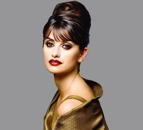 Beehive With The Bangs High Updo, Sanggul Modern, Beehive Hair, Makeup Pengantin, Vintage Wedding Hair, Shoulder Hair, Penelope Cruz, Wedding Hairstyles Updo, 짧은 머리