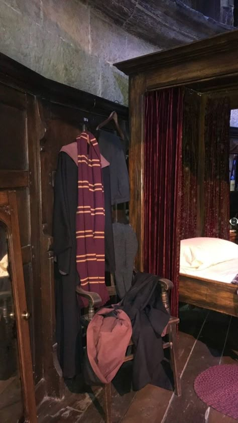 Gryffindor Dorm Room, Gryffindor Dorm, Harry Porter, Peter Pettigrew, Hogwarts Aesthetic, All The Young Dudes, Lily Evans, Harry Potter Wallpaper, Hogwarts School