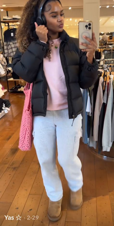 All Black Sweats Outfit, Puffer Jacket And Hoodie Outfit, Coral Essentials Hoodie Outfit, Winter Outfits Blackgirl Chill, Comfy Basic Outfits, Cold School Outfits, Winter Fits For School, Black Sweats Outfit, Cold Outfits For School