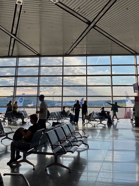 Airport Security Aesthetic, Airport Waiting Area Aesthetic, Fashion Airport, Airport Aesthetic, Holiday Romance, Travel Pictures Poses, Airport Travel, Airport Security, Adventure Vacation