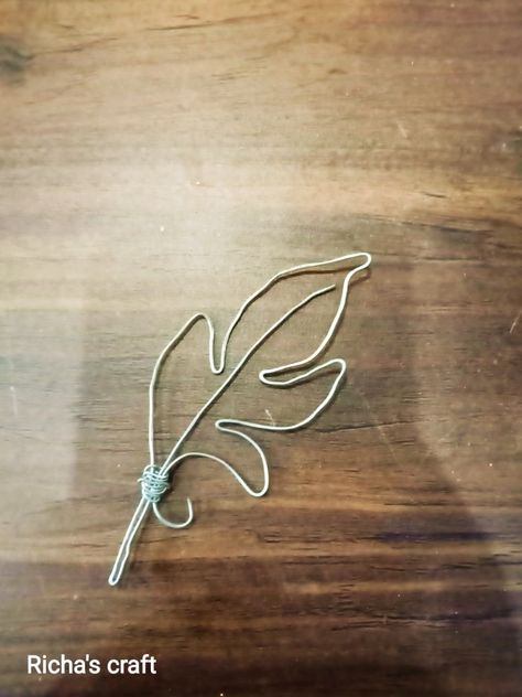 Made from wire . beautiful . simple. Wire Monstera Leaf, Wire Feather, Electro Culture, Wire Patterns, A Level Textiles, Shrink Paper, Wire Wrap Jewelry Designs, Art Wire, Wire Flowers