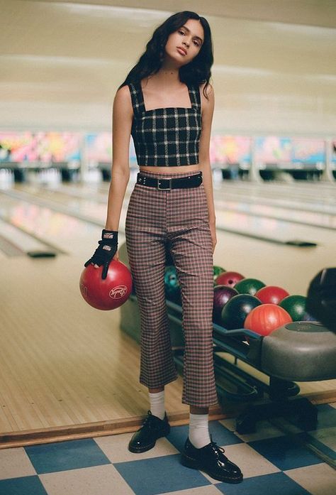 Bowling Photoshoot, Bowling Fashion, Girls Bowling, Moda Over 40, Bowling Outfit, Fashion Catwalk, Shotting Photo, Kids Fashion Trends, Thrifted Outfits