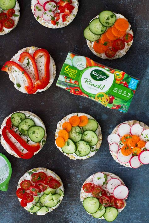 The perfect snack or super easy lunch recipe – these Ranch and Vegetable Topped Rice Cakes are easy, fast, healthy and perfect for moms and kids! Snacks With Rice Cakes, Rice Cake Lunch, Rice Cake Lunch Ideas, Rice Cake Snacks For Kids, Healthy Rice Cake Snacks, Rice Cake Snacks, Easy Lunch Recipes, Cake Tasting, Rice Cakes