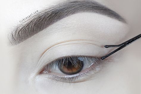 Diy Eyeliner Stencil, Bobby Pin Eyeliner Hack, Eyeliner Bobby Pin Trick, Easy Wing Liner Eye Tutorial, Winged Eyeliner Hacks, Eyeliner Tricks For Beginners, Perfect Cat Eyeliner, Eyeliner Round Eyes, Easiest Way To Do Winged Eyeliner