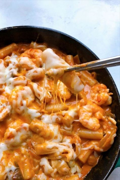 Tteokbokki (떡볶이), or simmered rice cake, is a popular Korean food made from small-sized garae-tteok (long, white, cylinder-shaped rice cakes) called tteokmyeon (떡면; "rice cake noodles") or commonly tteokbokki-tteok (떡볶이 떡; "tteokbokki rice cakes"). Cheese Tteokbokki Aesthetic, Tteokbokki Cheese, Rose Tteokbokki, Cheese Tteokbokki, Cheese Shrimp, Koreansk Mat, Food Babe, Food Therapy, Läcker Mat