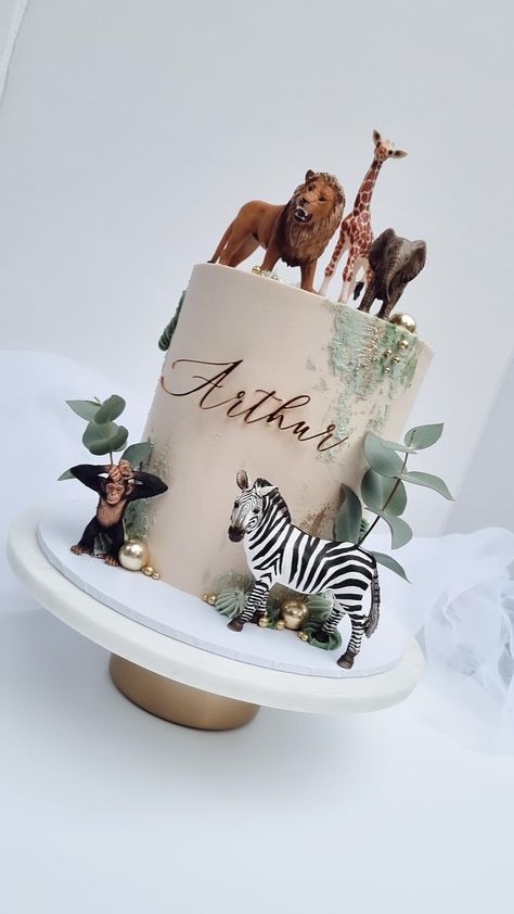 Pastel Wild One Birthday Party, Safari Animal Birthday Cake, Wild One 1st Birthday Cake, Safari Jungle Birthday Cake, Safari Themed Baby Shower Cake, Two Wild Birthday Cake Boy, Wild And 3 Birthday Party Boy, Diy Safari Cake, Birthday Cake Safari Theme