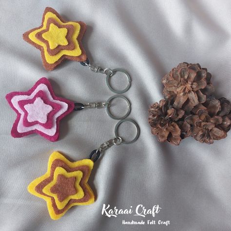 Gantungan kunci dari kain flanel bentuk bintang Celengan Aesthetic, Bros Flanel, Felt Keychain, Diy Kandi, Paper Box Template, Couples Diy, Spongebob Wallpaper, Bullet Journal Lettering Ideas, Crochet Keychain