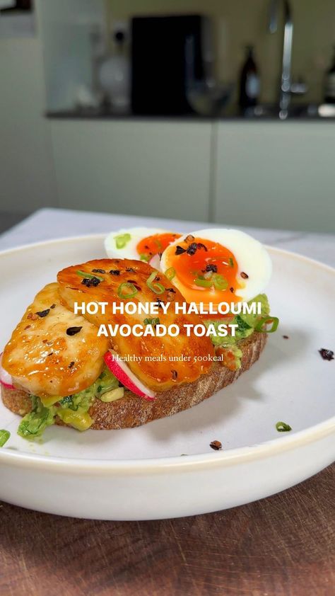 Emily English on Instagram: “HOT HONEY HALLOUMI AVOCADO TOAST 👇🏼 My healthy hot honey halloumi avocado toast. This is absolute brunch and lunch goals. So gorgeously…” Halloumi Avocado, Honey Halloumi, Healthy Lunch Prep, Parsley Juice, Nutritional Recipes, Emily English, Avocado Breakfast, Hot Honey, Prepped Lunches