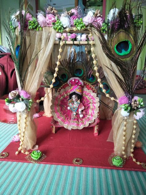 Ladu Gopal Jhula Decoration, Fest Decoration, Jhula Decoration, Nail References, Krishna Jayanthi, Ganpati Decoration At Home, India Crafts, Janmashtami Decoration, Purple Quotes